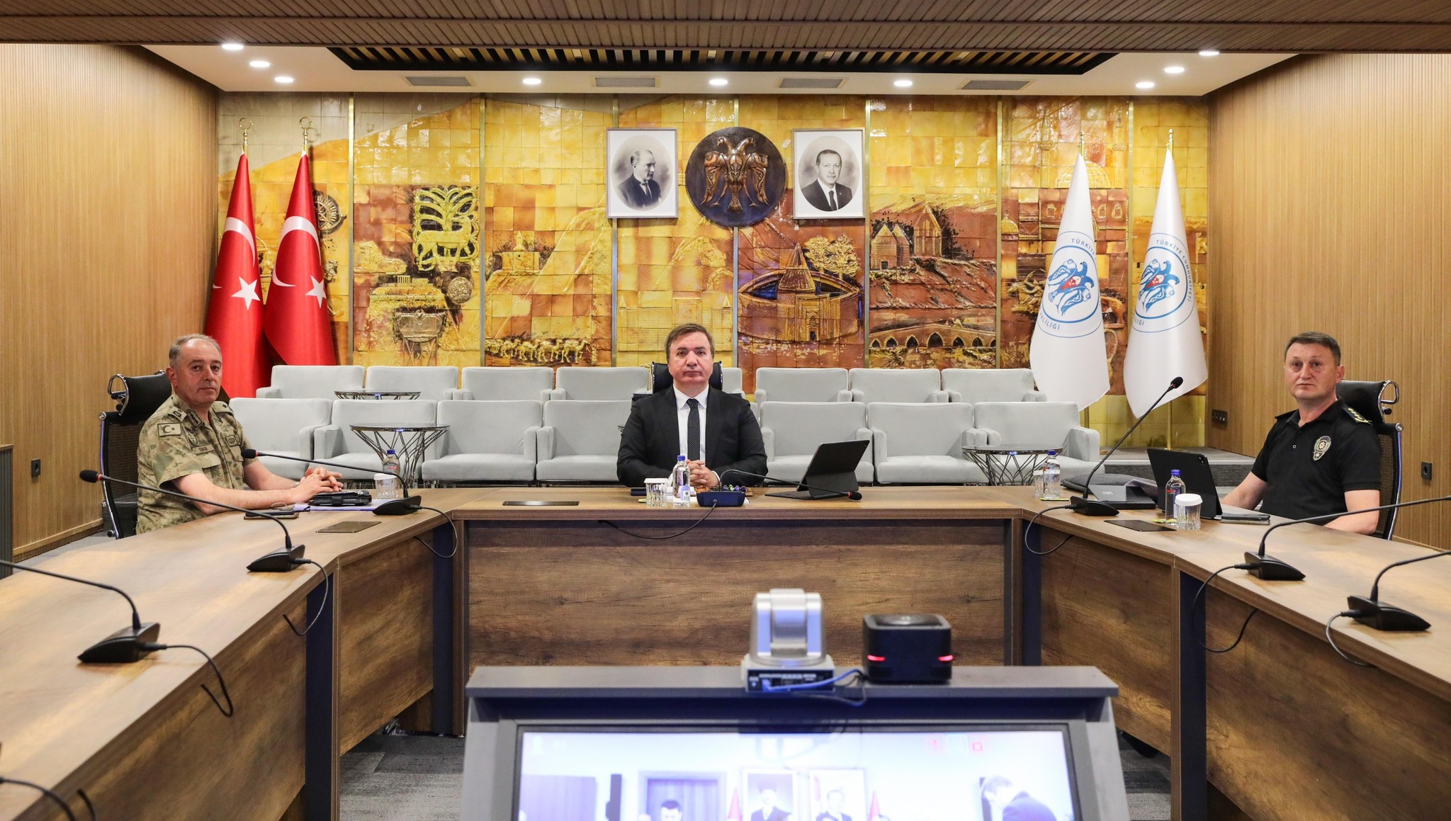 VALİ AYDOĞDU, İÇİŞLERİ BAKANI YERLİKAYA BAŞKANLIĞINDAKİ VKS TOPLANTISINA KATILDI