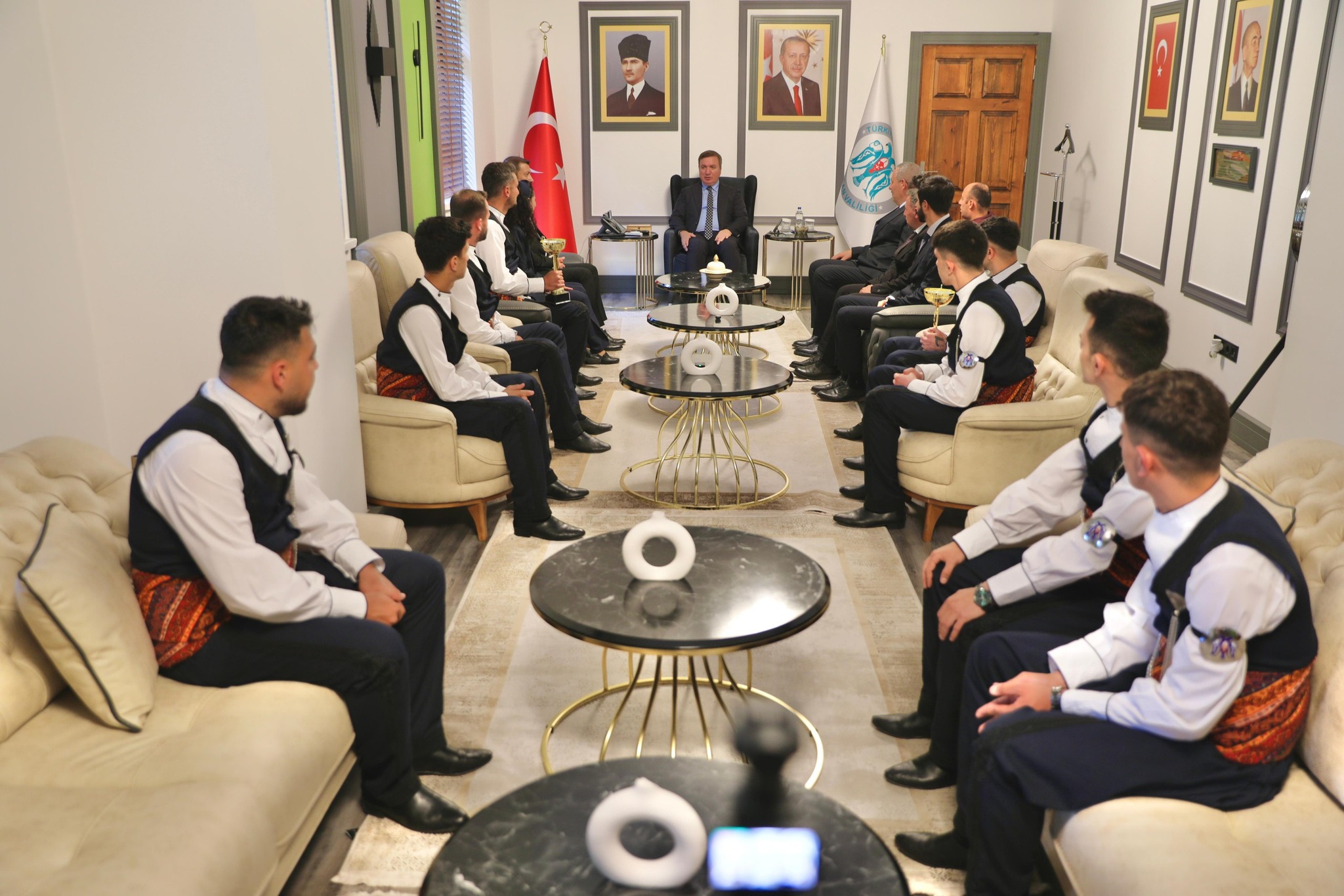 VALİ AYDOĞDU’DAN ERZİNCANGÜCÜ HALK OYUNLARI EKİBİNE TEBRİK VE BAŞARI DİLEĞİ