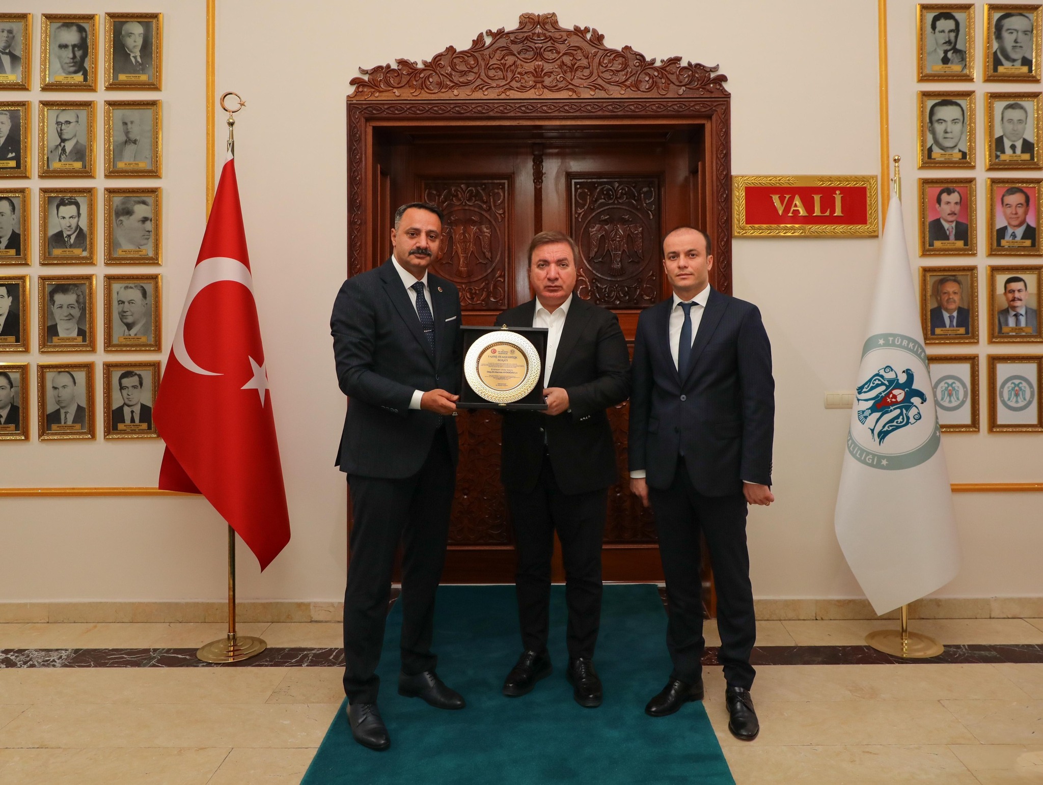 VALİ HAMZA AYDOĞDU’YA “FAHRİ HEMŞEHRİLİK BERATI” TAKDİM EDİLDİ