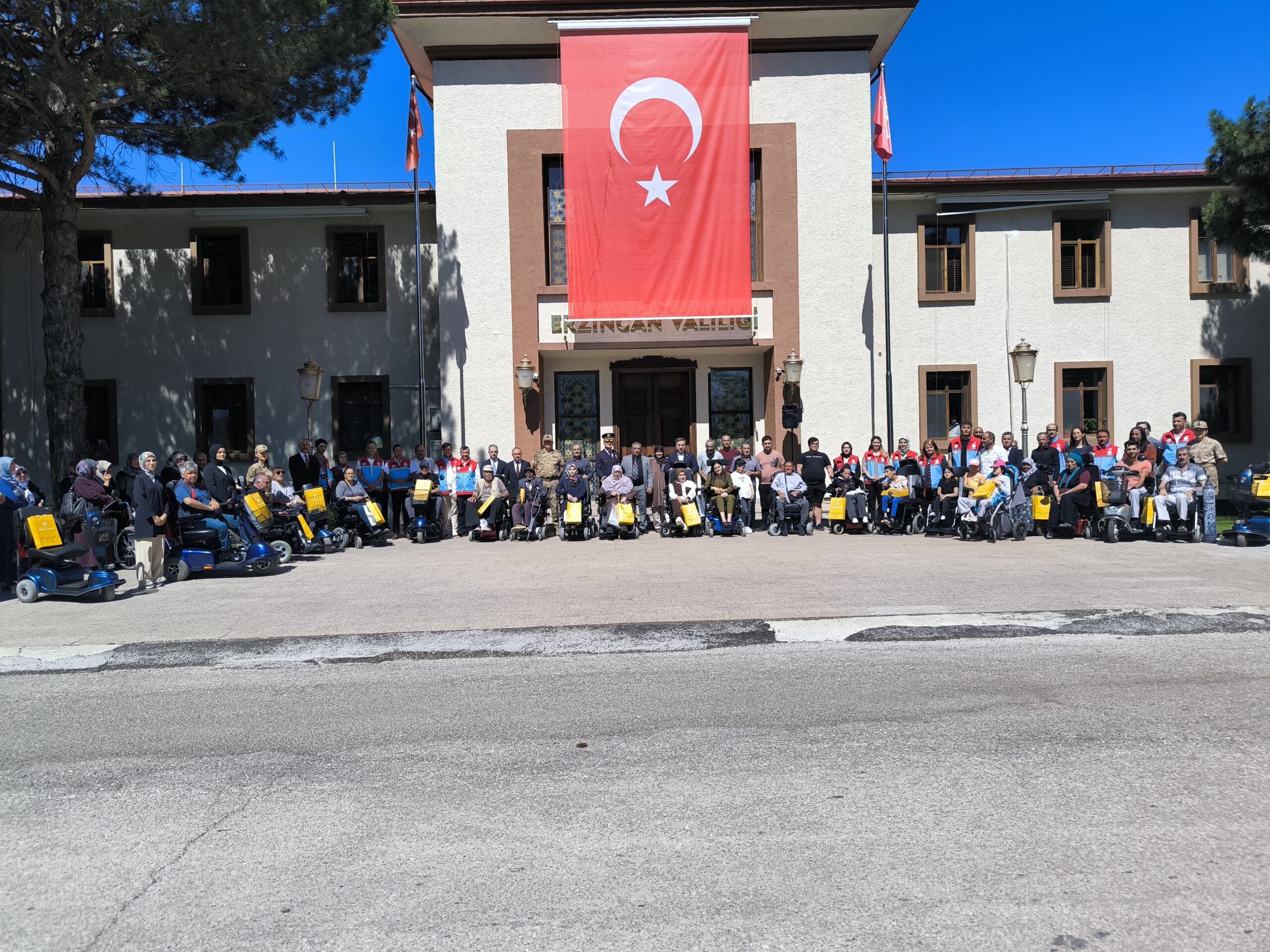 ERZİNCAN’DA 24 ENGELLİ BİREY AKÜLÜ SANDALYELERİNE KAVUŞTU