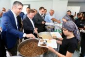 ÇADIRKAYA’DA HÜSEYİN AKSOY DEDE ANISINA LOKMA PROGRAMI DÜZENLENDİ