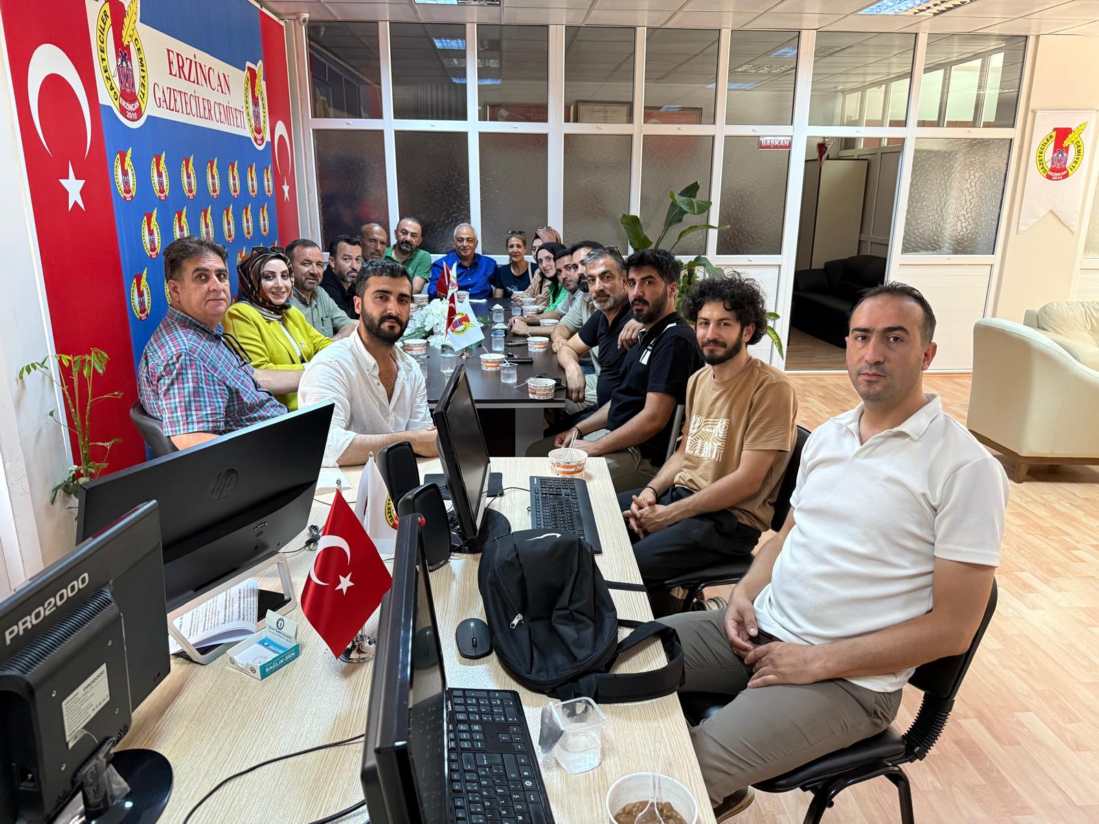 EGC’DE AŞURE GÜNÜ BULUŞMASI Erzincan Gazeteciler Cemiyeti üyeleri, birlik ve beraberlik içinde bir araya geldi.