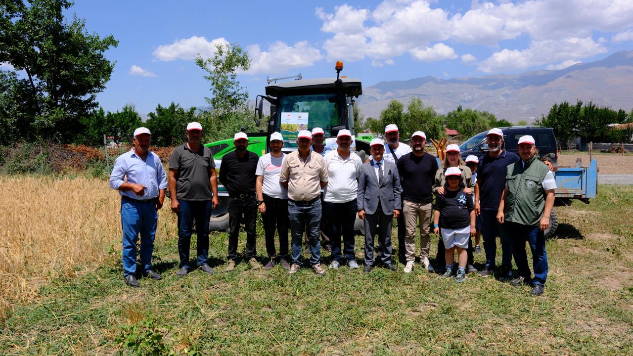 ERZİNCAN’IN MAHMUTLU KÖYÜ’NDE TRİTİKALE TANITIMI İÇİN TARLA GÜNÜ DÜZENLENDİ