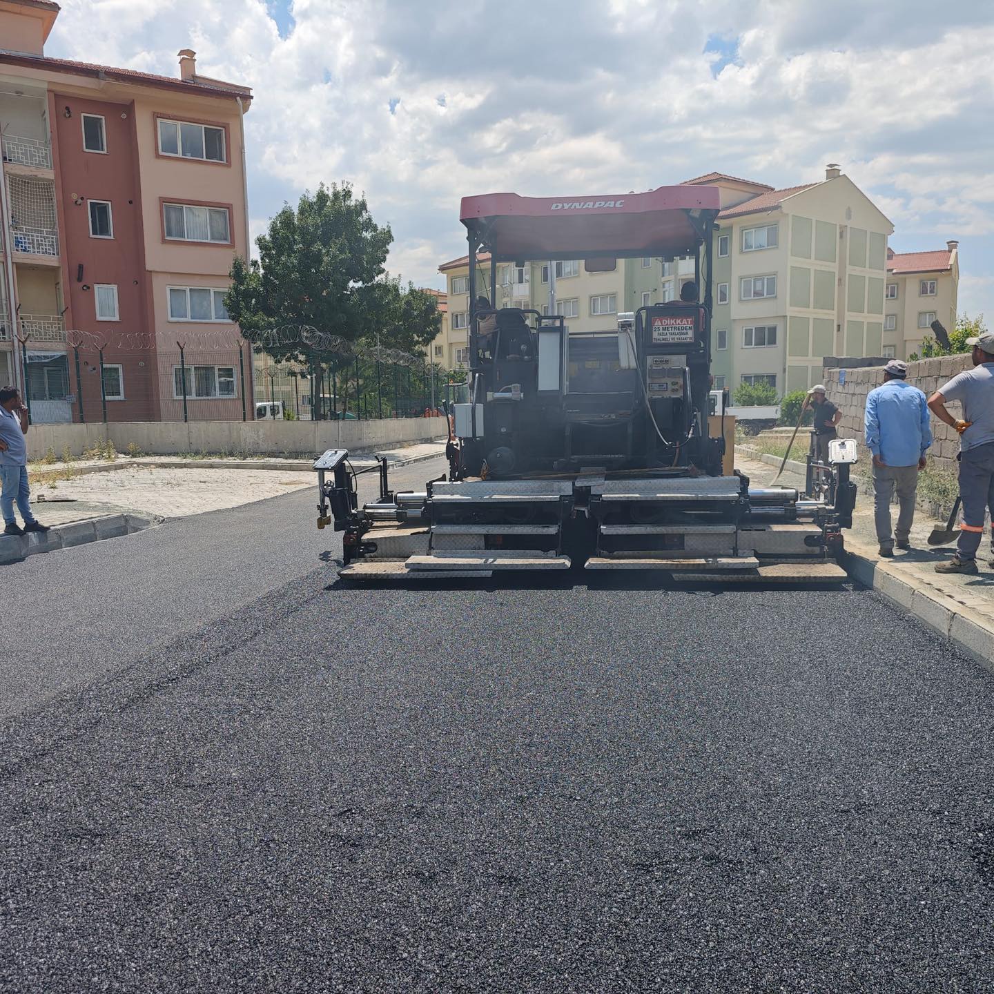 GEÇİT YERLEŞKESİ’NDE ASFALT ÇALIŞMALARI YAPILIYOR