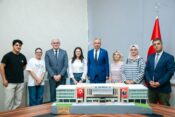 İÇ MEKÂN TASARIMI ÖĞRENCİLERİNDEN REKTÖRLÜK BİNASI MAKETİ