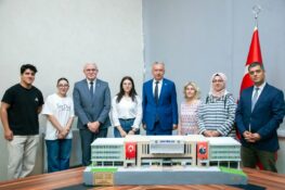 İÇ MEKÂN TASARIMI ÖĞRENCİLERİNDEN REKTÖRLÜK BİNASI MAKETİ