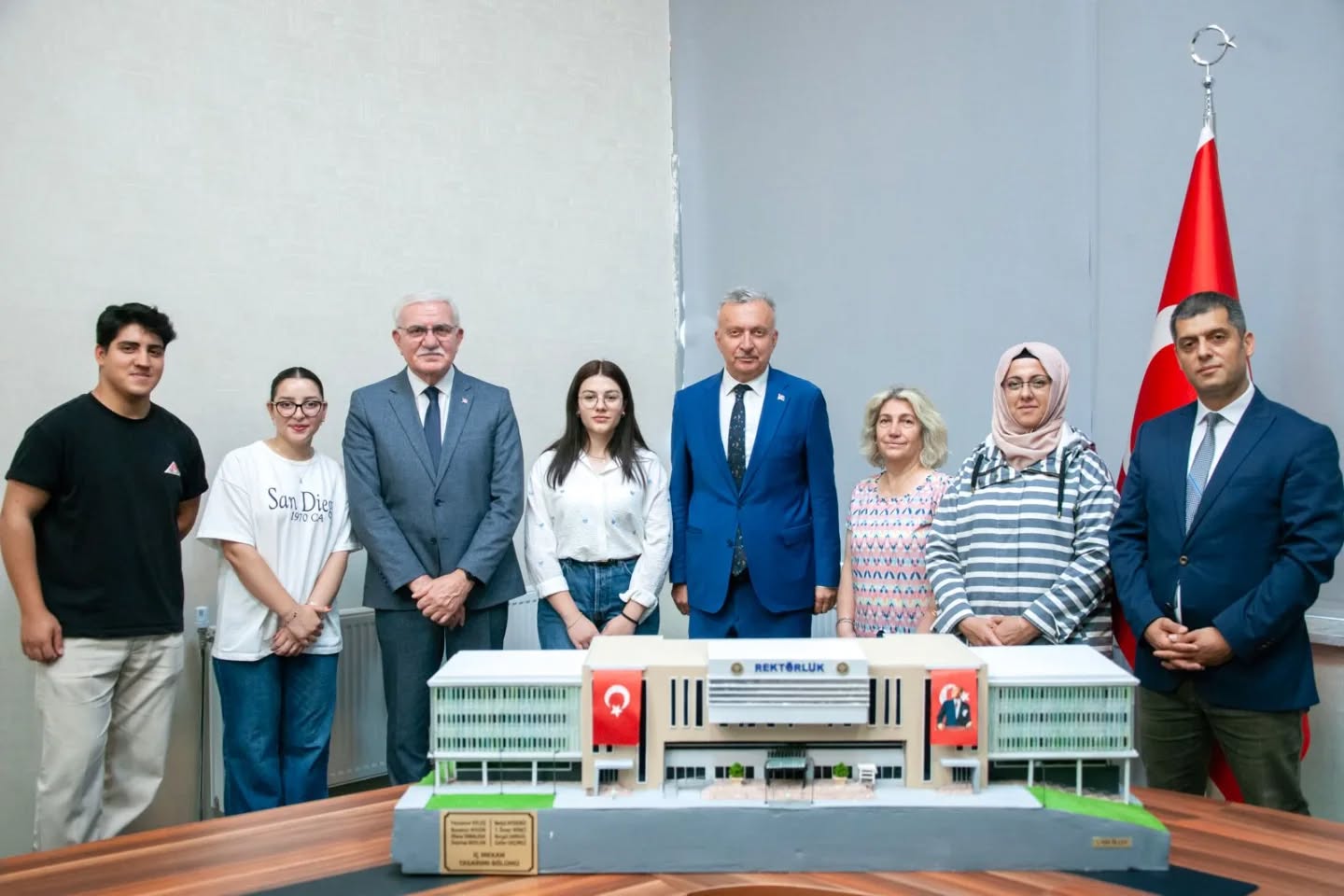 İÇ MEKÂN TASARIMI ÖĞRENCİLERİNDEN REKTÖRLÜK BİNASI MAKETİ