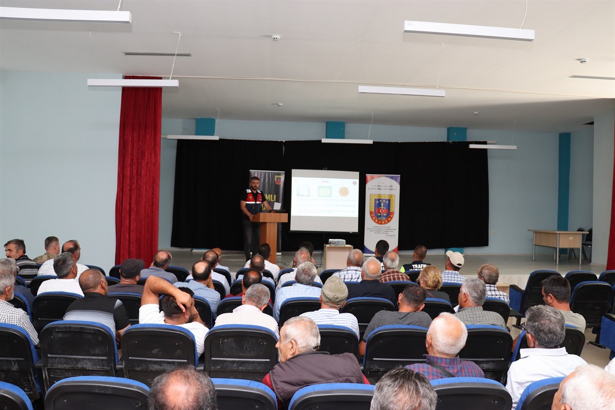 JANDARMA, KEMAH’TA MUHTARLARI BİLGİLENDİRDİ