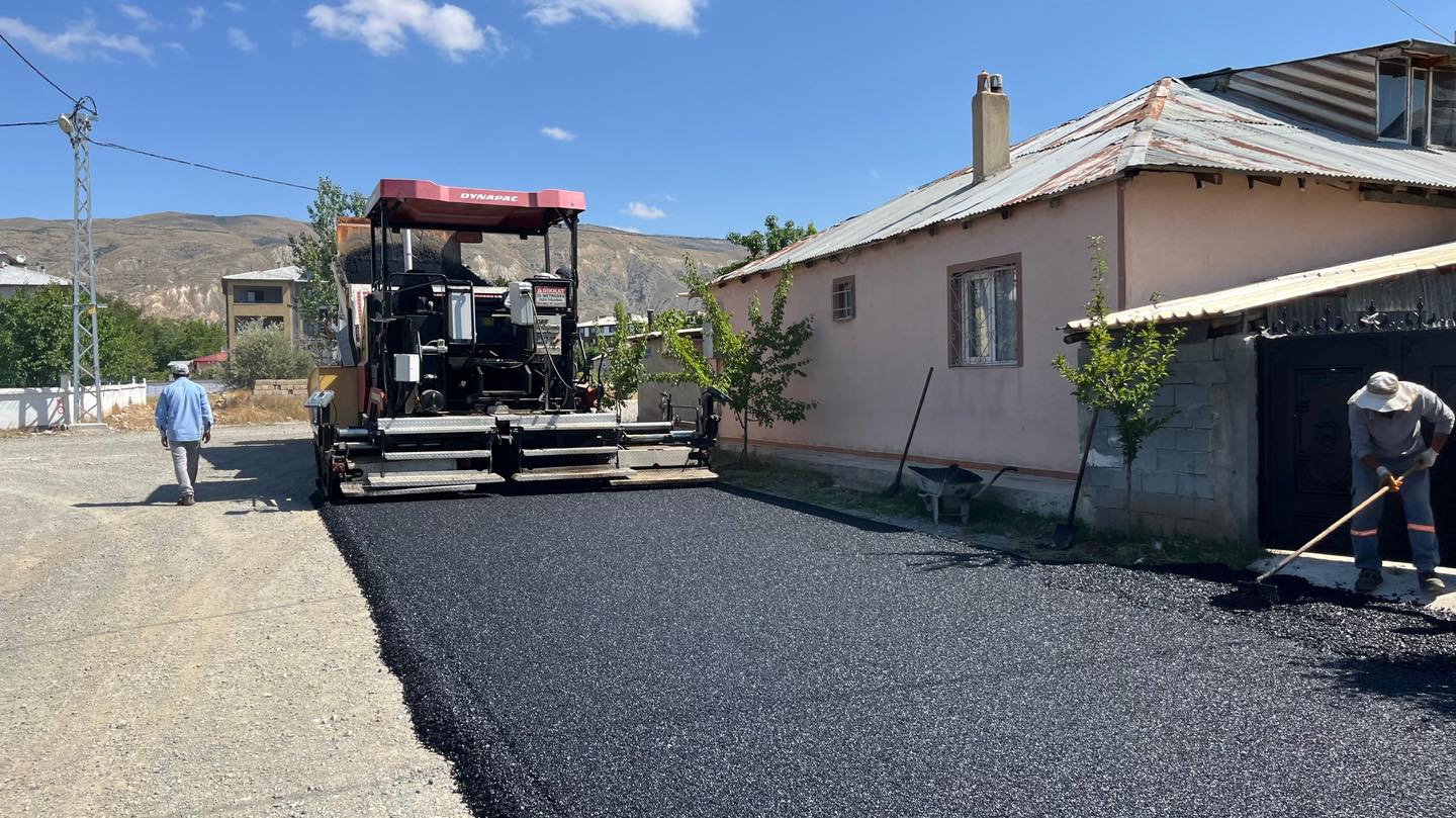 KAVAKYOLU YERLEŞKESİNDE ASFALT ÇALIŞMASI SÜRÜYOR