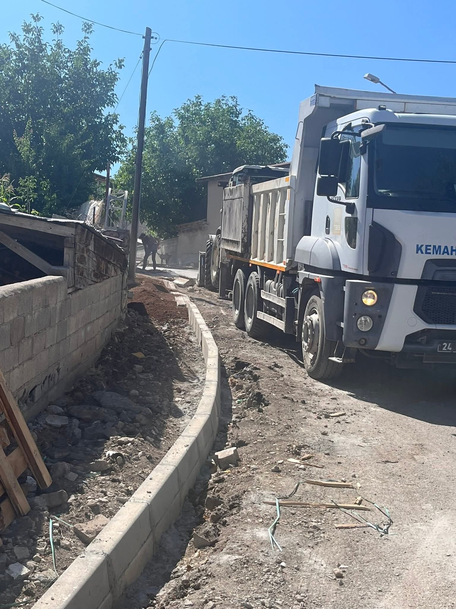 KEMAH’TA YOL VE KALDIRIM ÇALIŞMALARI DEVAM EDİYOR