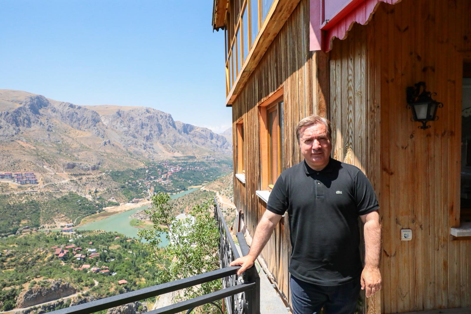VALİ AYDOĞDU’DAN 96 BASAMAKLA ÇIKILAN EVE ZİYARET