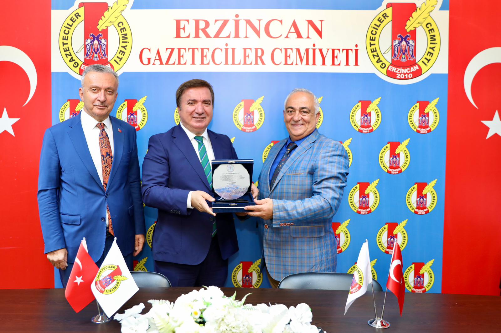 VALİ AYDOĞDU’DAN EGC’YE GAZETECİLER VE BASIN BAYRAMI ZİYARETİ