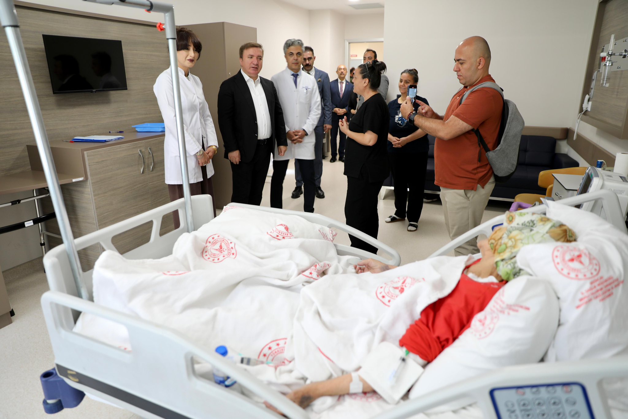 VALİ AYDOĞDU’DAN HASTANEDE TEDAVİ GÖREN VATANDAŞLARA ZİYARET