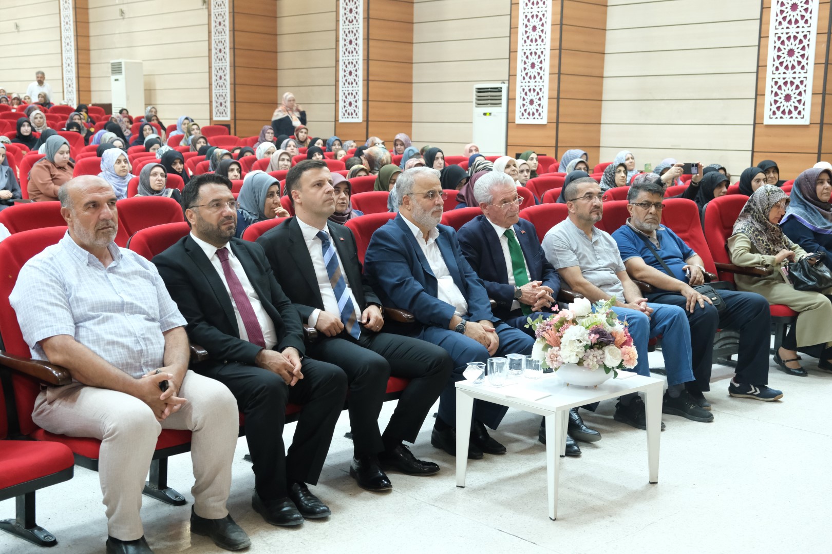 DOÇ. DR. BURHAN İŞLİYEN’DEN “HZ. PEYGAMBER VE AİLE AHLÂKI” KONULU KONFERANS