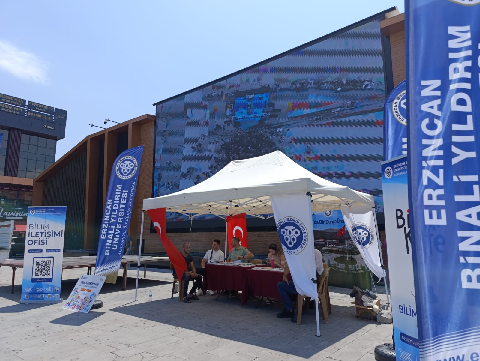 ERZİNCAN BİNALİ YILDIRIM ÜNİVERSİTESİ’NDEN CUMHURİYET MEYDANI’NDA TERCİH DANIŞMANLIĞI STANDI