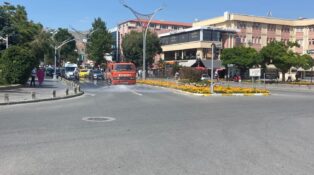 ERZİNCAN MERKEZ’DE ANA CADDELERDE YIKAMA ÇALIŞMALARI SÜRÜYOR