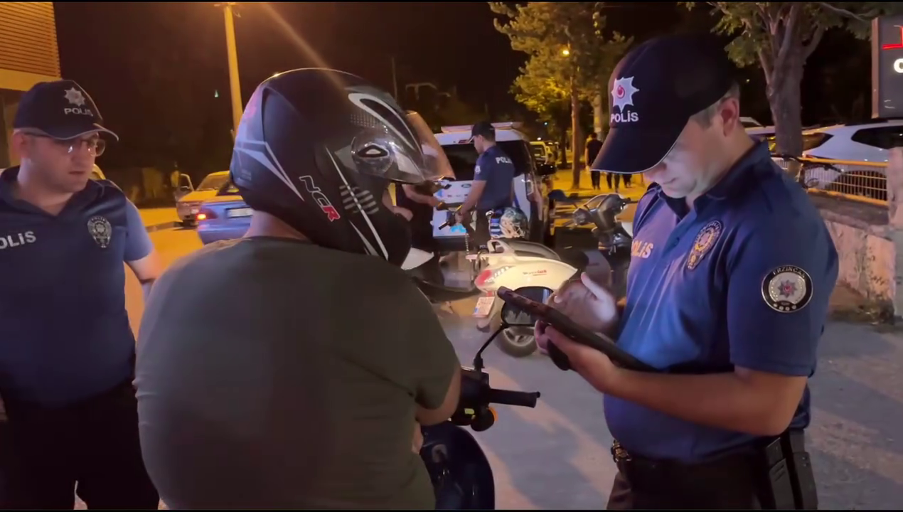 ERZİNCAN’DA MOTOSİKLET SÜRÜCÜLERİNE YÖNELİK DENETİMLER SIKILAŞIYOR
