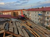 FIRTINA ÇATIYI UÇURDU! EKİPLER HIZLA MÜDAHALE ETTİ