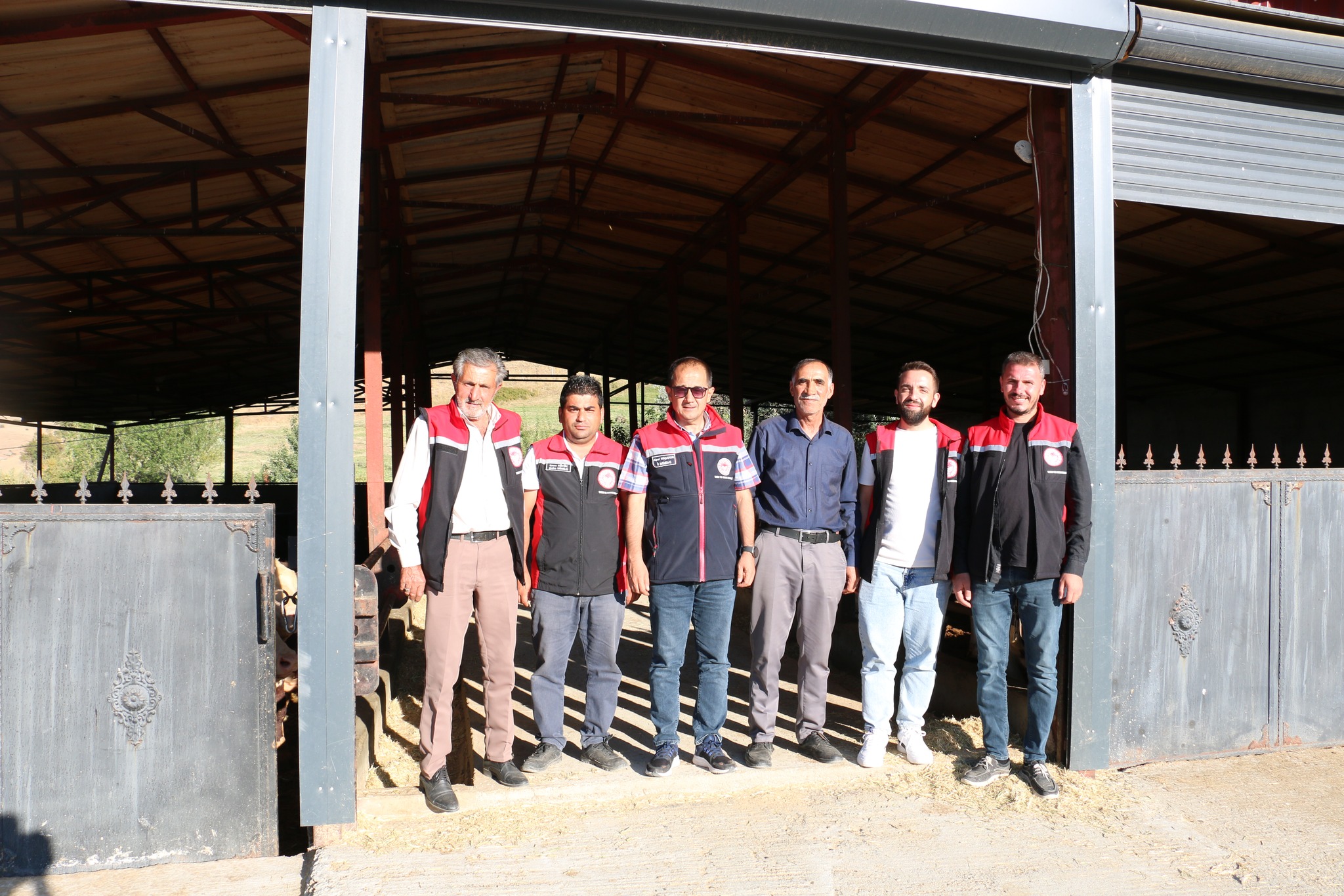 İL MÜDÜRÜ KOÇAKER’DEN BESİ ÇİFTLİĞİNE ZİYARET