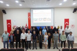 KADIN ÇİFTÇİLERE KORNİŞON SALATALIK YETİŞTİRİCİLİĞİ EĞİTİMİ VE FİDAN DESTEĞİ