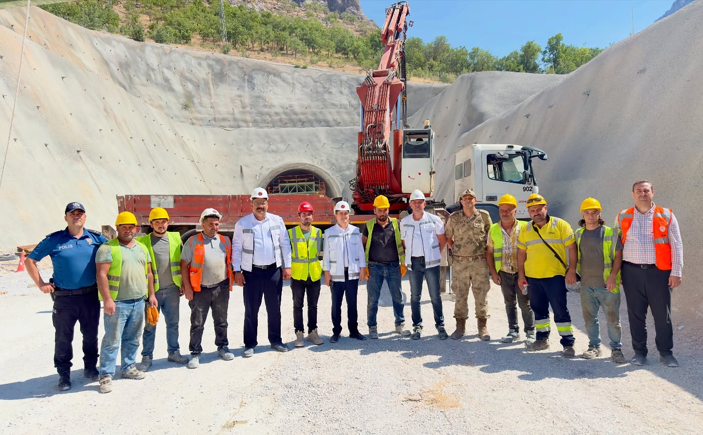 KAYMAKAM ARIKAN VE BAŞKAN ATMACA, TÜNEL ŞANTİYESİNİ İNCELEDİ