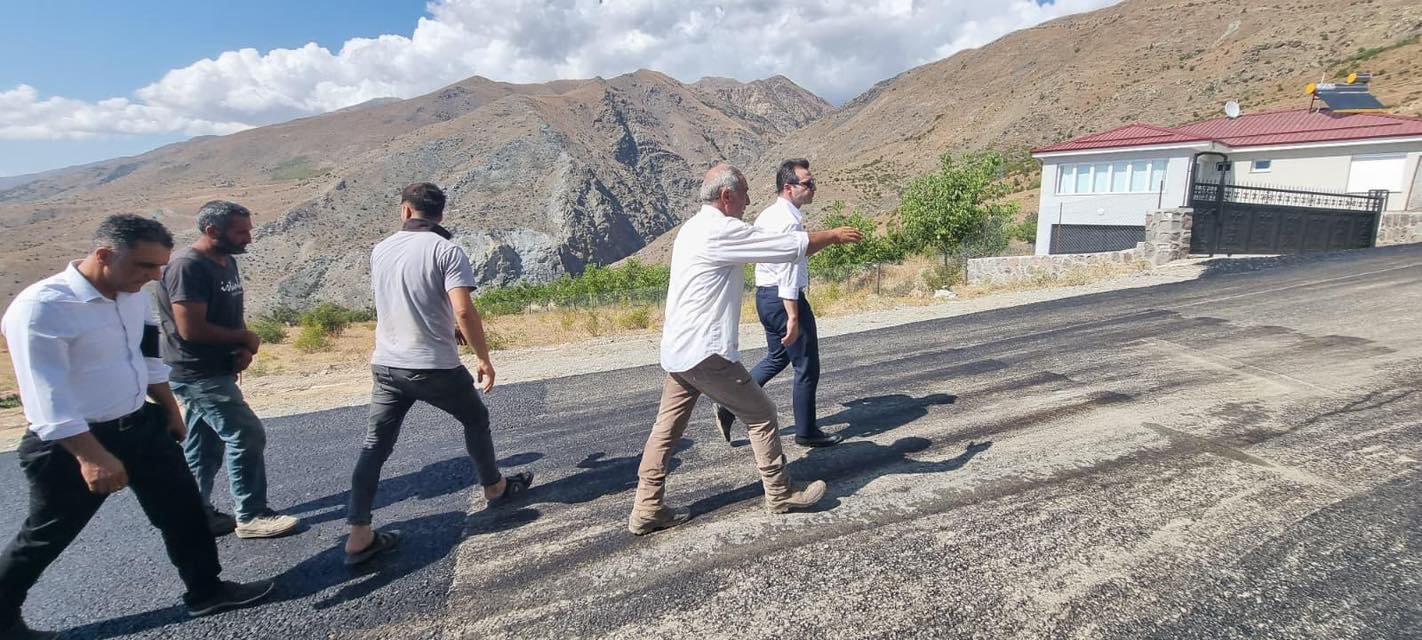 KAYMAKAM KARADAĞ, KARAKAYA KÖYÜNDE ASFALT ÇALIŞMALARINI İNCELEDİ