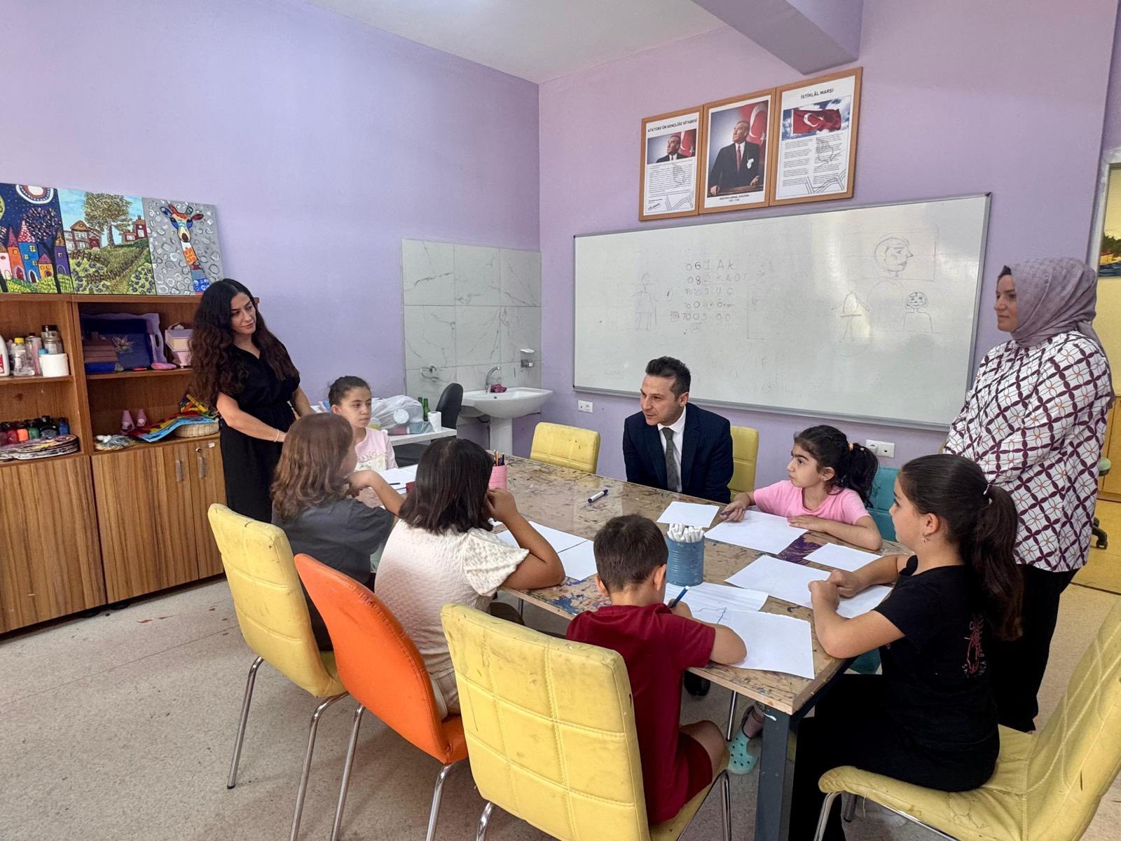 KAYMAKAM KARADAĞ’DAN GENÇLİK MERKEZİ VE KÜTÜPHANE ZİYARETİ