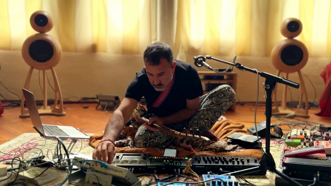 MODERN ÇAĞIN OZANI: “MODERN ZAMANLARIN AŞIĞI” Erzincan doğumlu müzisyen, elektronik tınılarla harmanladığı halk müziği ile uluslararası sahnede dikkat çekiyor.