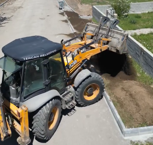 TERCAN’DA BORDÜR VE KİLİTLİ PARKE TAŞI ÇALIŞMALARI DEVAM EDİYOR