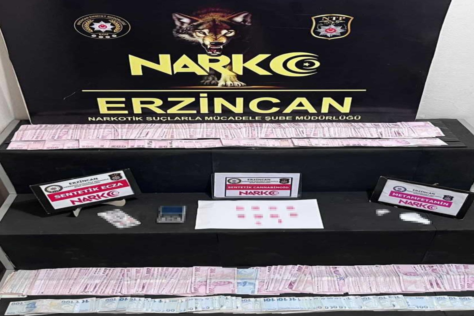 ZEHİR TACİRLERİ PARAYLA BİRLİKTE YAKALANDI