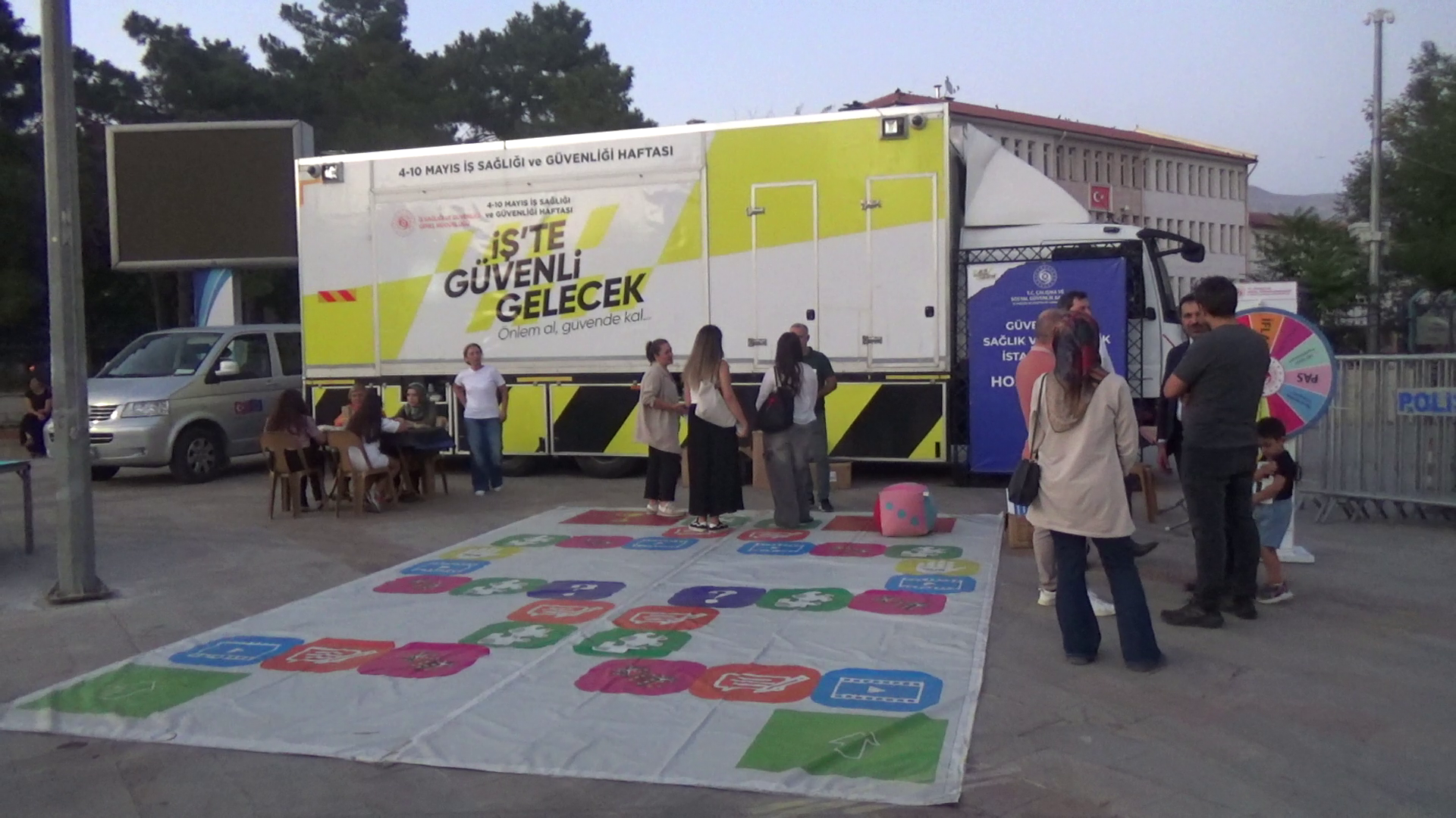 “İŞ’TE GÜVENLİ GELECEK TIRI” ERZİNCAN’DA VATANDAŞLARLA BULUŞTU