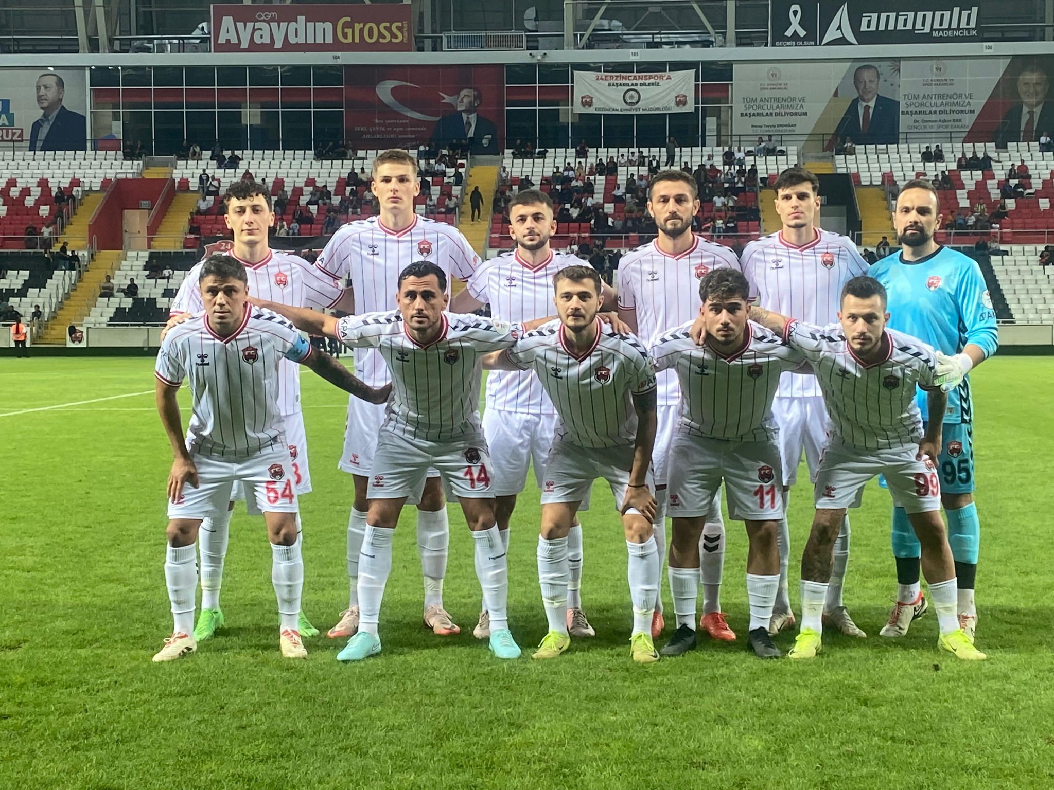 ES ES KUPAYA VEDA ETTİ, TRİBÜNLER İSTİFA SESLERİYLE YANKILANDI