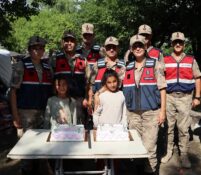 JANDARMADAN ÇOCUKLARA DOĞUM GÜNÜ SÜRPRİZİ
