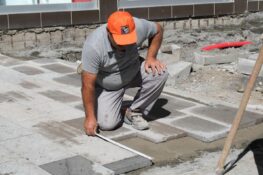 NERMİ TOMNUL CADDESİ’NDE KALDIRIM ÇALIŞMALARI DEVAM EDİYOR