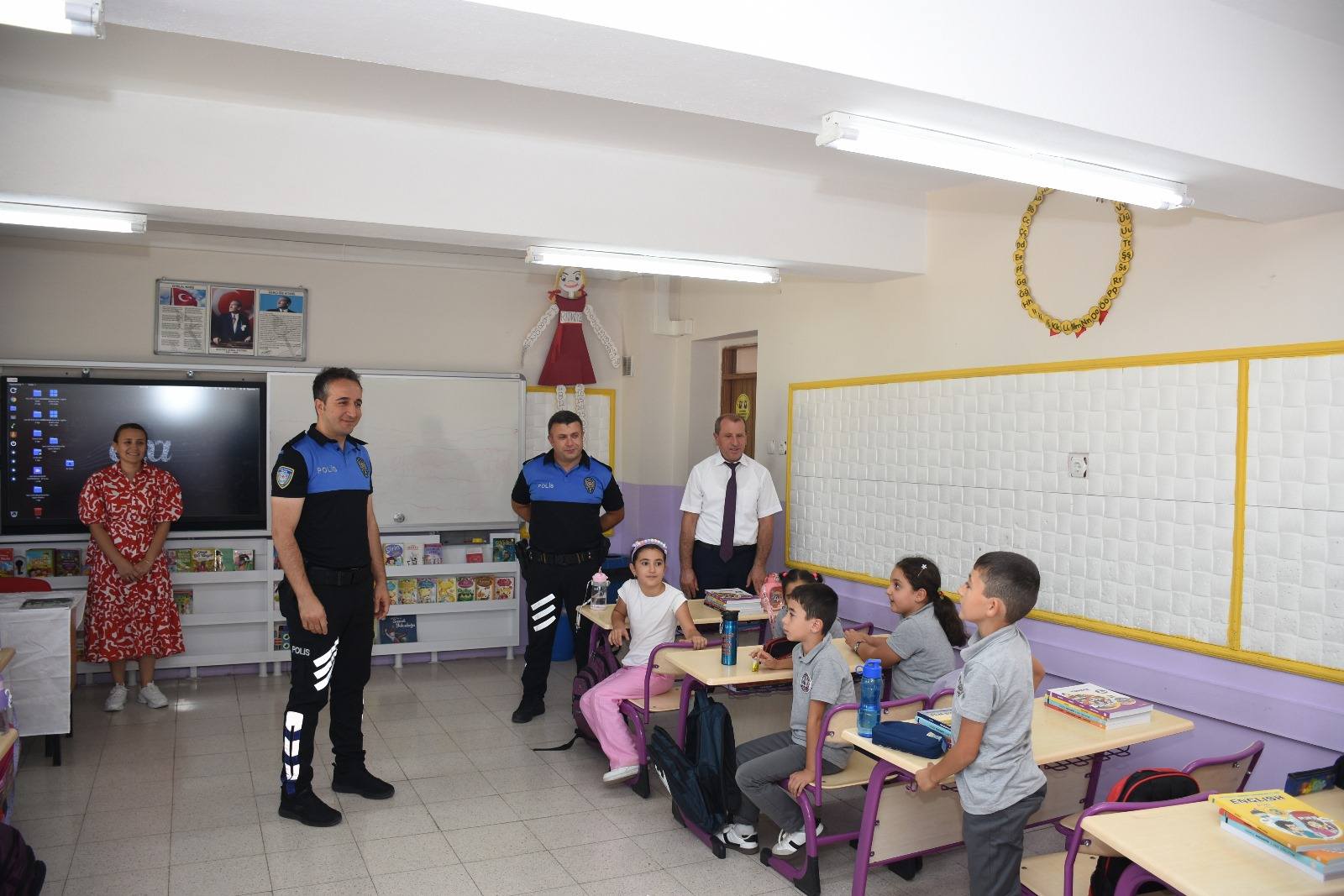 POLİSTEN ÖĞRENCİLERE YENİ YIL SÜRPRİZİ: HİKÂYE KİTABI HEDİYESİ