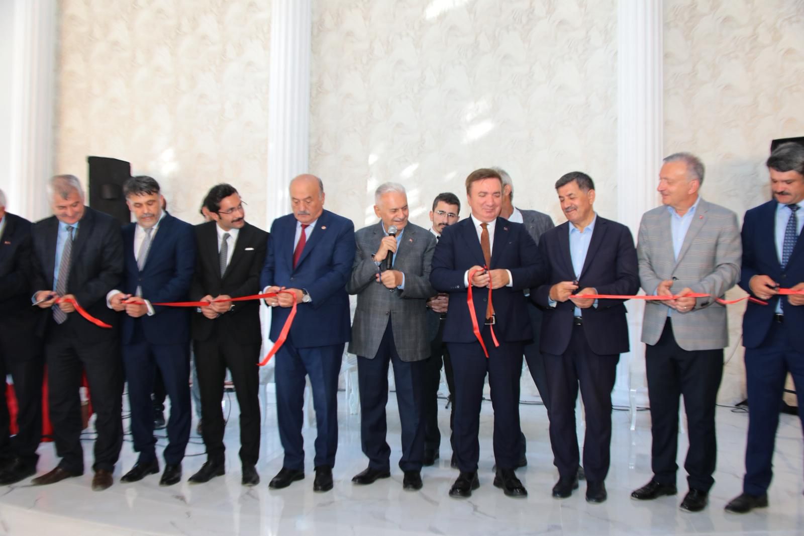REFAHİYE’DE DÜĞÜN SALONU VE ÖĞRETMENEVİ HİZMETE AÇILDI