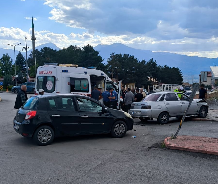 ÜZÜMLÜ’DE TRAFİK KAZASI: 1 YARALI