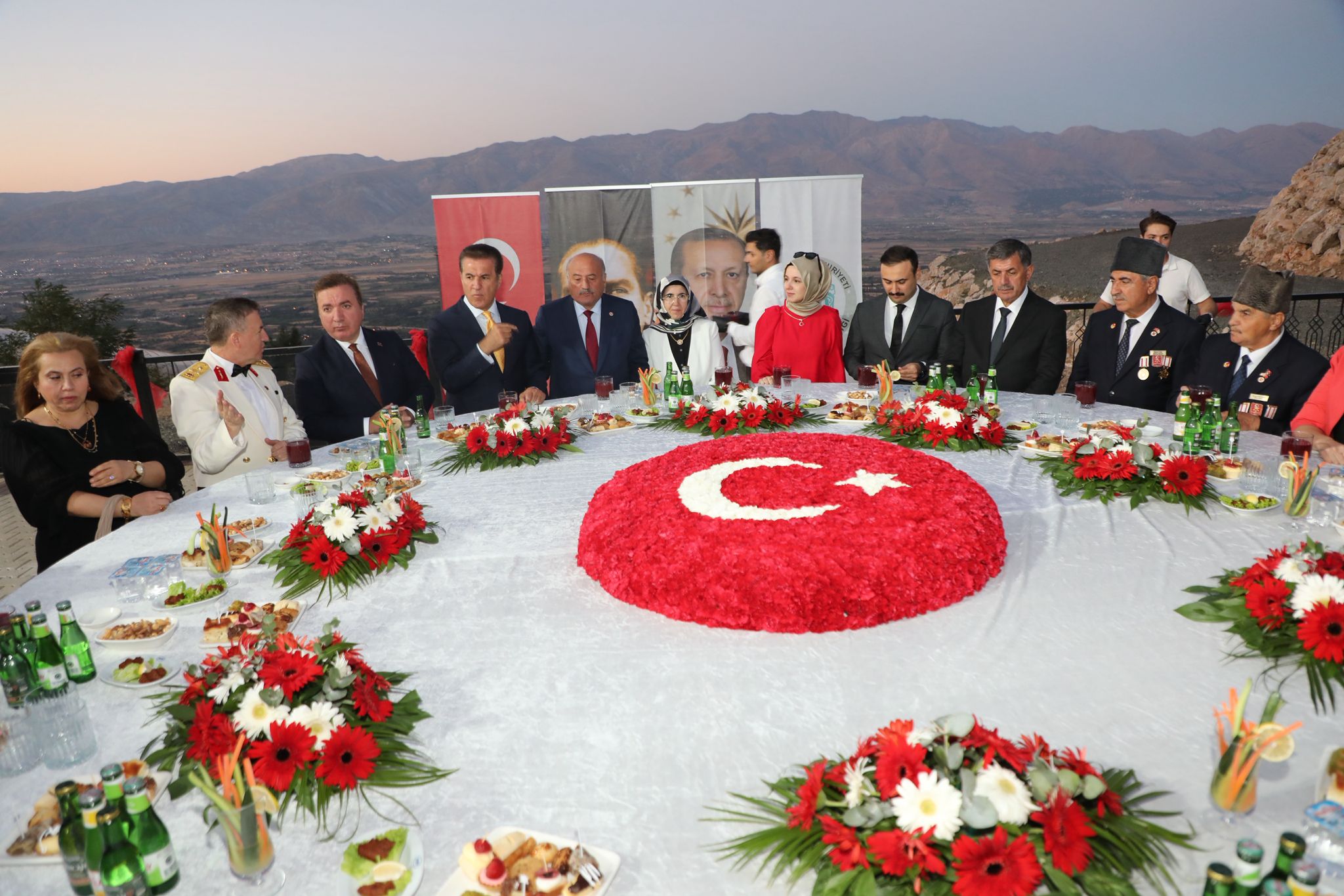 VALİ HAMZA AYDOĞDU EV SAHİPLİĞİNDE 30 AĞUSTOS RESEPSİYONU