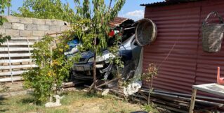 OTOMOBİL BAHÇE DUVARINI AŞARAK İÇERİ GİRDİ