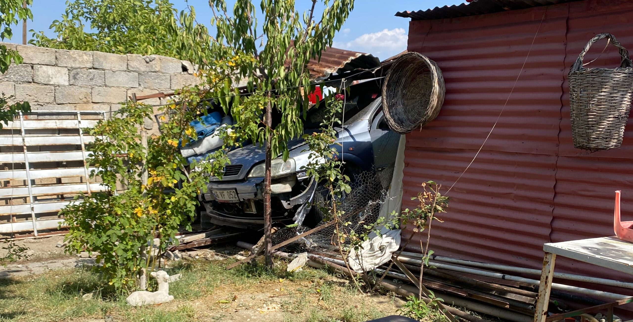 OTOMOBİL BAHÇE DUVARINI AŞARAK İÇERİ GİRDİ