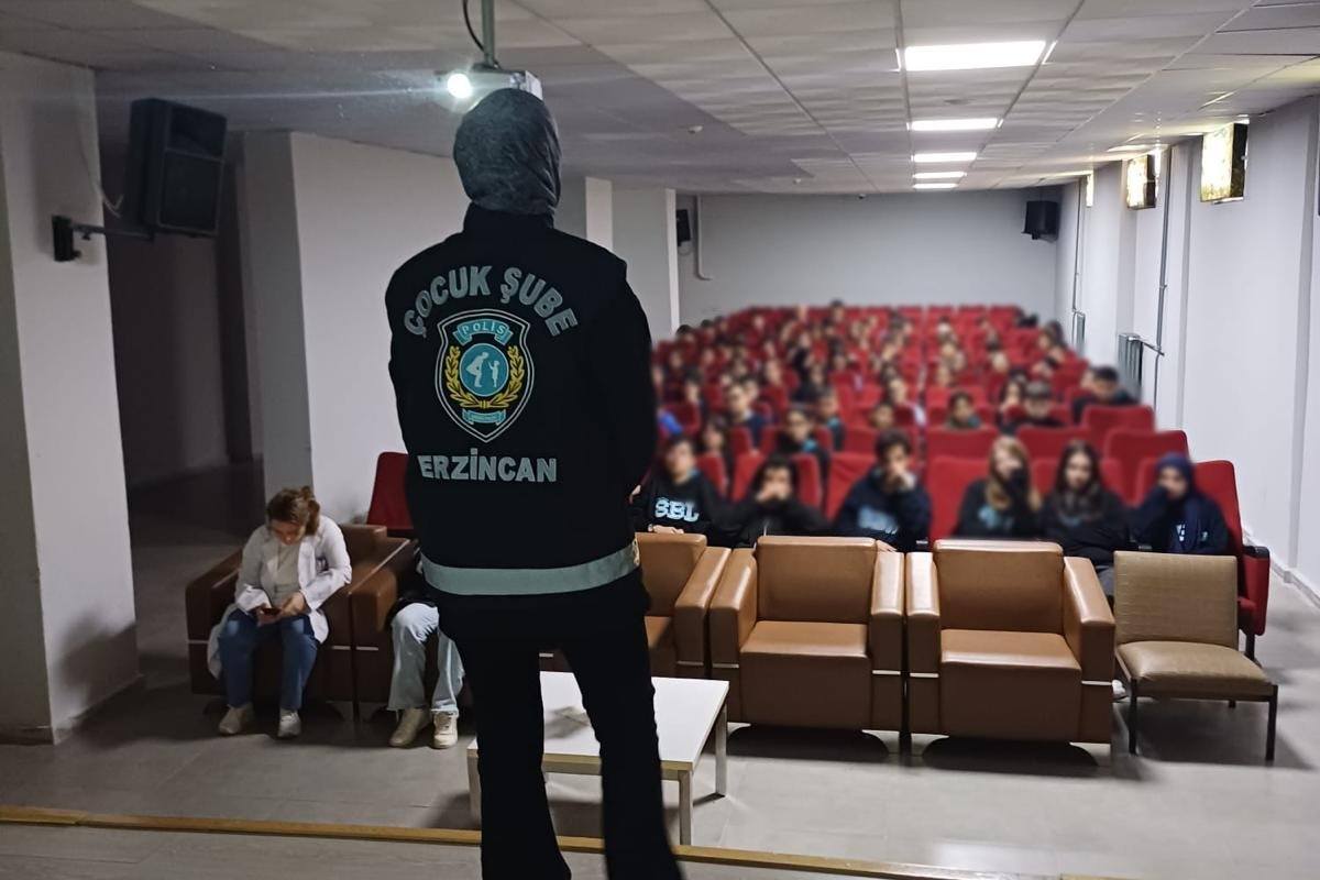 ÇOCUK POLİSİ ÖĞRENCİLERİ BİLGİLENDİRDİ