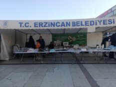 CUMHURİYET MEYDANI’NDA HAYRAT İNSANİ YARDIM DERNEĞİ’NDEN KERMES