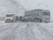 ERZİNCAN-SİVAS KARAYOLU’NDA KAR YAĞIŞI ULAŞIMI AKSATTI