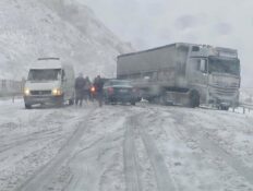 ERZİNCAN-SİVAS KARAYOLU’NDA KAR YAĞIŞI ULAŞIMI AKSATTI