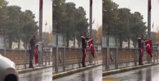 ERZİNCAN’DA BAYRAK AŞKI: YAĞMUR ALTINDA YÜREKLERE DOKUNAN AN