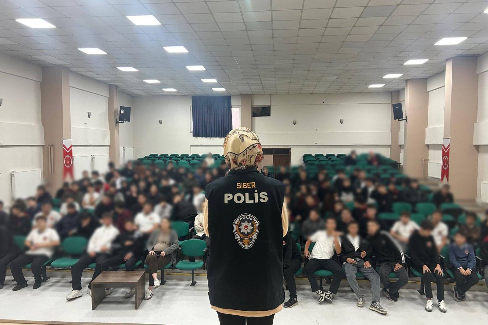 ERZİNCAN’DA ÇOCUK POLİSİ ÖĞRENCİLERİ BİLGİLENDİRDİ