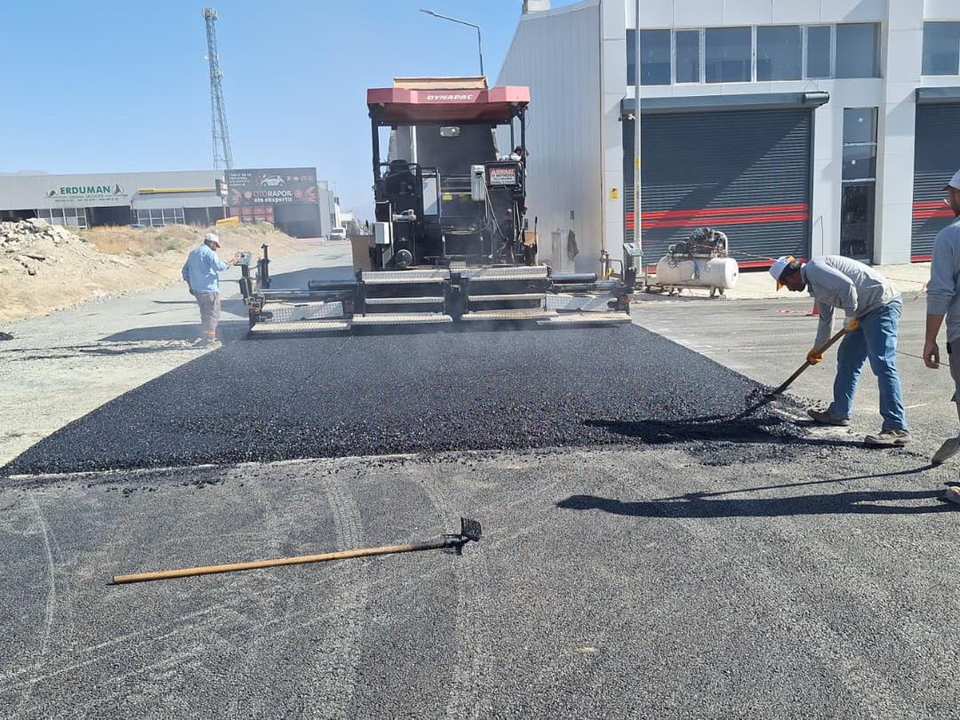 ERZİNCAN’DA YOL VE KALDIRIM ÇALIŞMALARI HIZ KESMEDEN SÜRÜYOR