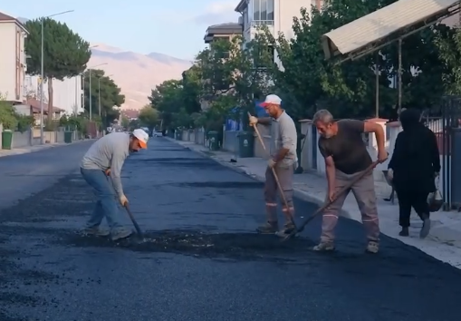 İSTİKLAL CADDESİ’NDE YOL VE KALDIRIMLAR BAŞTAN AŞAĞI YENİLENDİ
