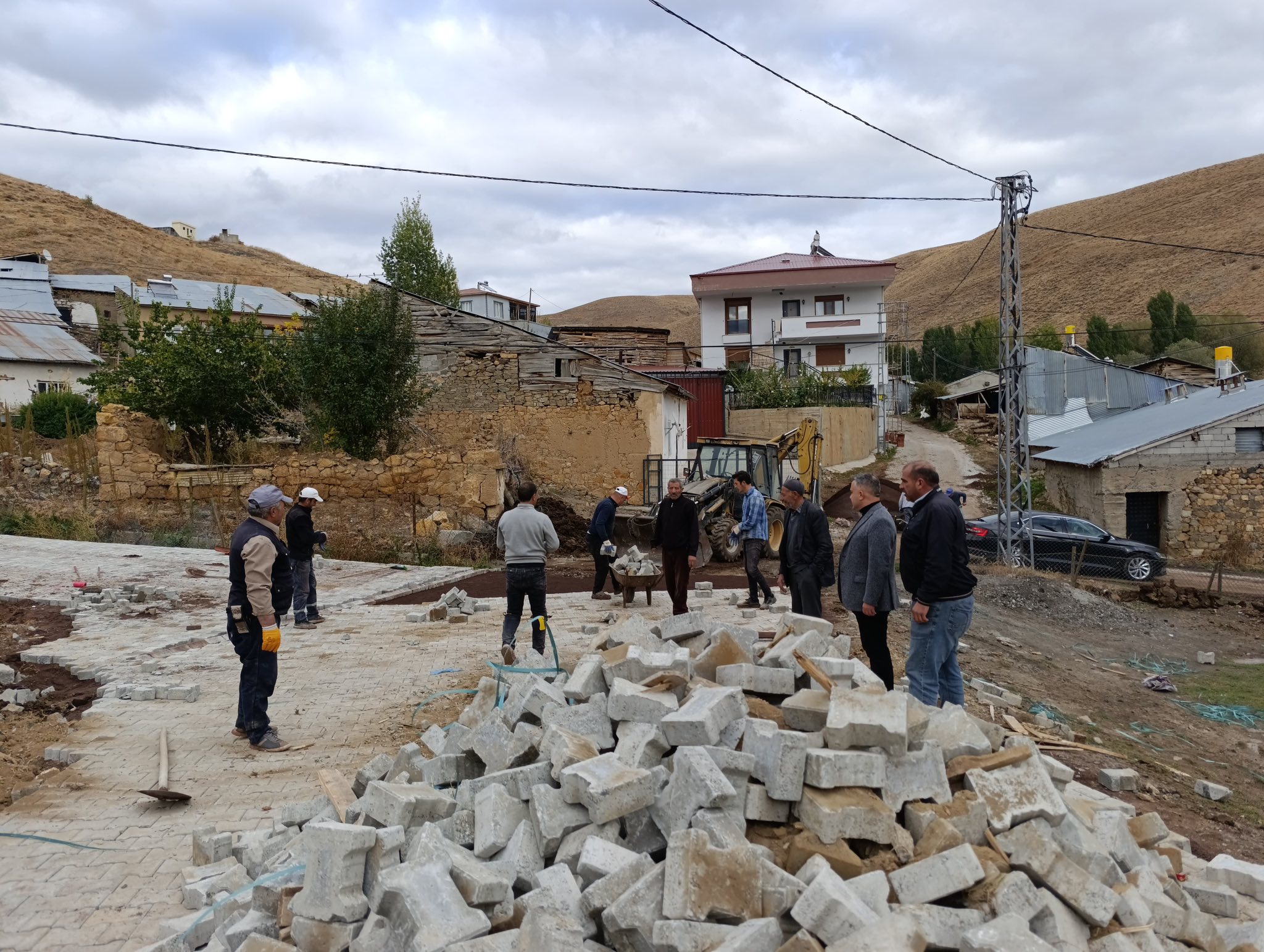 KAYMAKAM GÖKÇE, AĞAMÇAĞAM KÖYÜ’NDE YAPIMI TAMAMLANAN KİLİT PARKE YOLU İNCELEDİ