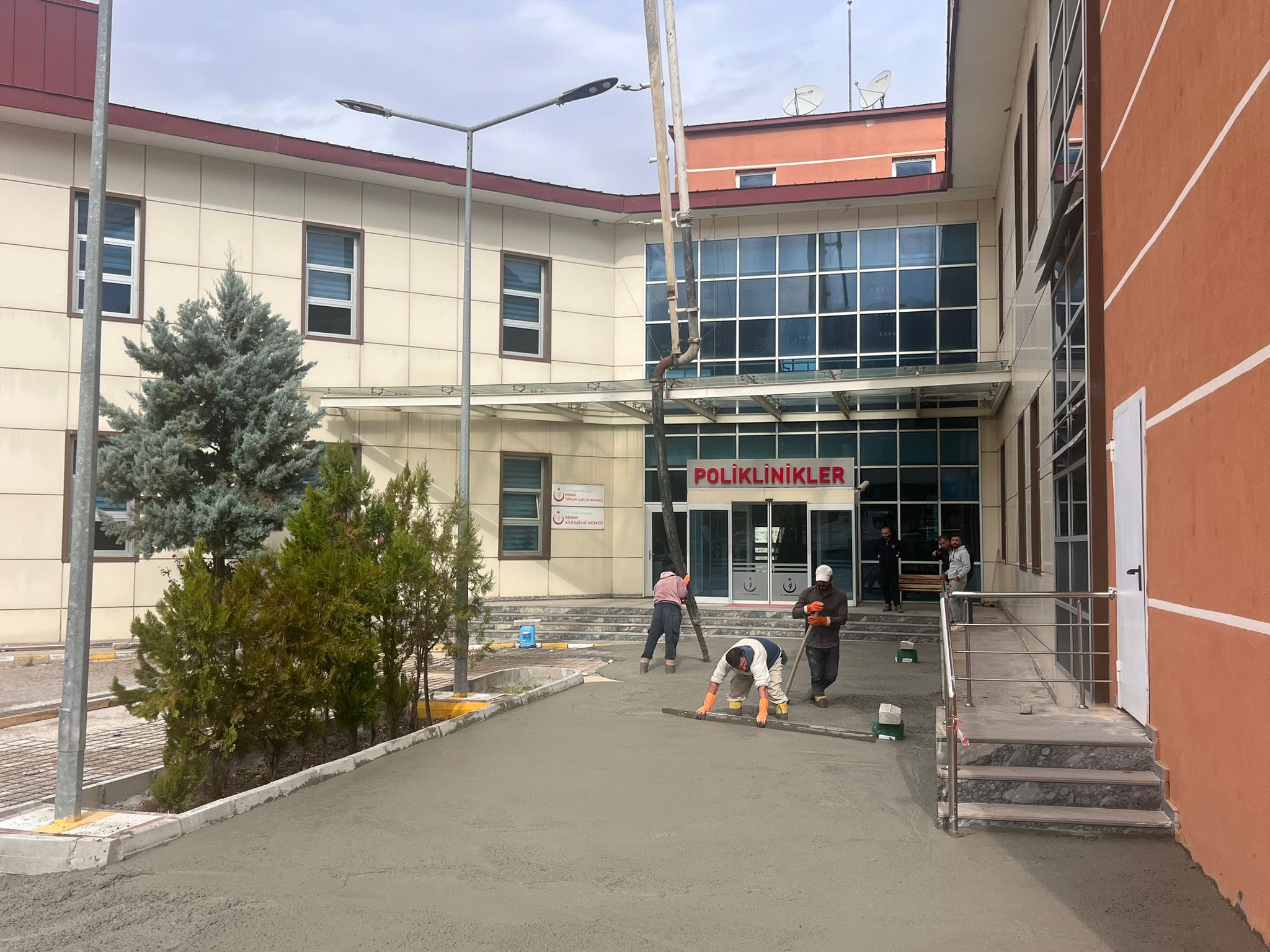KEMAH BELEDİYESİ’NDEN DEVLET HASTANESİ’NE DESTEK: ÇEVRE DÜZENLEMESİ TAMAMLANDI